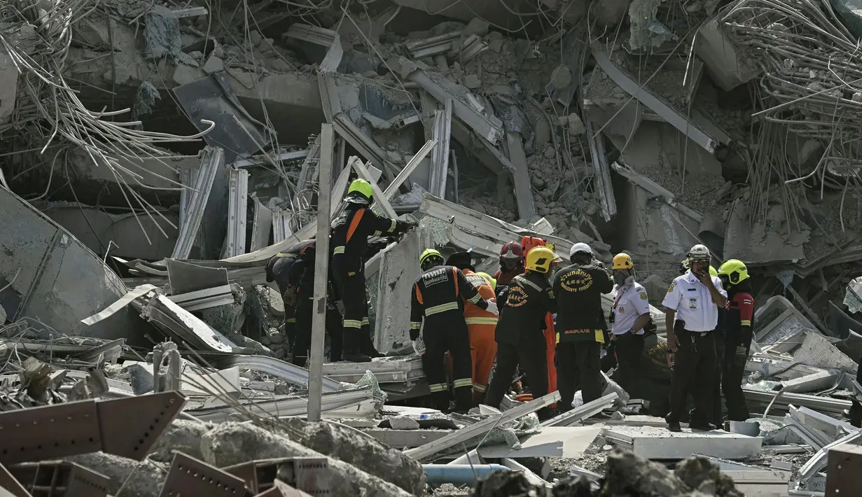 Gempa bumi dengan magnitudo 7,7 yang mengguncang Myanmar tengah berdampak kepada kerusakan gedung-gedung tinggi di Bangkok. (Lillian SUWANRUMPHA/AFP)