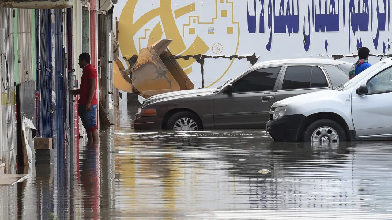 ilustrasi banjir di Arab Saudi. Seorang pria Saudi berdiri di jalan yang banjir di Riyadh saat hujan lebat melanda ibu kota Saudi, pada 13 April 2016.