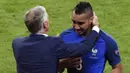 Pelatih Prancis, Didier Deschamps , menyapa Dimitri Payet usai laga Grup A Piala Eropa 2016 melawan Rumania. Gol kemenangan Prancis tercipta melalui tendangan jarak jauh oleh Dimitri Payet. (AFP/Miguel Medin) 