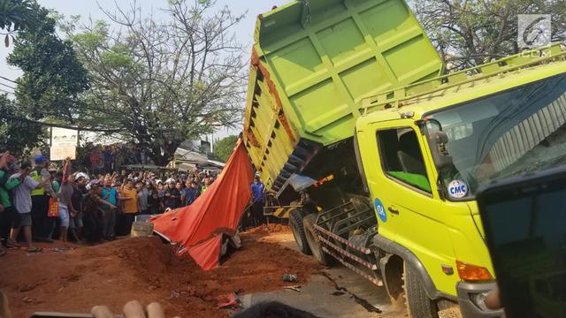 Truk Tanah Timpa Mobil di Karawaci Tangerang