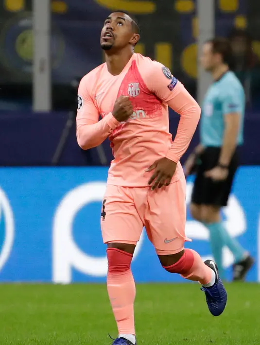 Striker Barcelona, Malcom berselebrasi usai mencetak gol di  menit ke-83 ke gawang Inter Milan pada pertandingan grup B Liga Champions di Giuseppe Meazza, Italia (6/11). Inter imbang dengan Barcelona 1-1. (AP Photo/Luca Bruno)