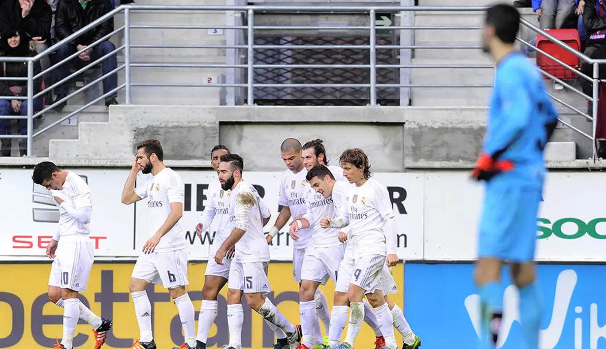 Para pemain Real Madrid merayakan gol ke gawang Eibar pada laga Liga Spanyol di Estadio Municipal de Ipurua, Spanyol, Minggu (29/11/2015). (AFP Photo/Ander Gillenea)