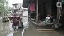 Aktivitas warga saat banjir merendam RT 10/RW 05, Kampung Sawah, Kelurahan Rawa Terate, Cakung, Jakarta Timur, Kamis (20/2/2020). Banjir yang merendam Kampung Sawah disebabkan luapan Kali Cakung Lama. (merdeka.com/Iqbal Nugroho)