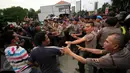 Pengunjuk rasa dari Solidaritas Perjuangan Demokrasi terlibat bentrok dengan aparat kepolisian di Yogyakarta, (23/2). Aparat menghalau untuk antisipasi antara  ormas yang pro LGBT dan anti LGBT yang sedang melakukan aksi bersamaan. (Boy Harjanto)