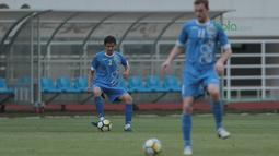 Gaya Dua pemain Uzbekistan berlatih mengontrol bola pada uji coba lapangan di Stadion Pakansari, Bogor, (26/4/2018). Uzbekistan merupakan salah satu tim yang akan mengikuti ajang PSSI Anniversarry Cup 2018. (Bola.com/Nick Hanoatubun)