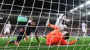 Pemian PSG, Goncalo Ramos (kiri) mencetak gol penyeimbang 2-2 ke gawang Tottenham Hotspur dalam laga final UEFA Super Cup yang berlangsung di Bluenergy Stadium, Udinese, Italia, Rabu (13/08/2025) waktu setempat. (AFP/Franck Fife)