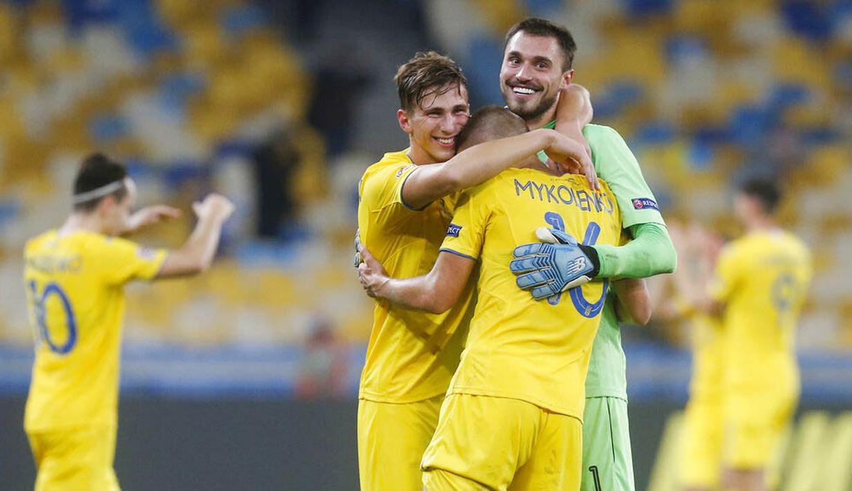 Para pemain Ukraina merayakan kemenangan atas Spanyol pada laga UEFA Nations League di Stadion Olimpiyskiy, Rabu (14/10/2020). Ukraina menang dengan skor 1-0. (AP/Efrem Lukatsky)