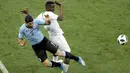 Duel pemain Uruguay, Luis Suarez (kiri) dan pemain Arab Saudi, Osama Hawsawi pada laga grup A Piala Dunia 2018 di Rostov Arena, Rostov-on-Don, Rusia, (20/6/2018). Uruguay menang 1-0. (AP/Themba Hadebe)