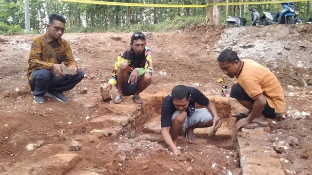 Warga Desa Gosari Gresik menemukan situs purbakala yang diduga peninggalan kerajaan Majapahit. (Dian Kurniawan/Liputan6.com)