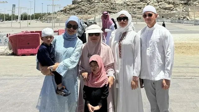 Gaya Kahiyang Ayu Kenakan Kerudung Saat Umrah