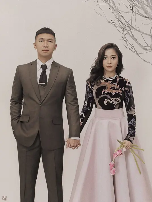 Setelahnya, Indra pun juga memuji sosok Niki. Menurutnya, calon istrinya tersebut adalah sosok perempuan yang sayang keluarga dan pekerja keras. Hal tersebut masuk ke dalam kriteria pasangan Indra. (Instagram/leovir_)