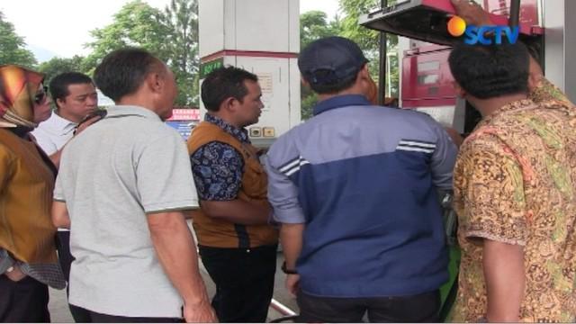 Untuk membuktikan kecurigaan, petugas lalu mengambil sample dengan mengisi 20 liter bahan bakar dengan alat timbangan bejana standar milik Dinas Perdagangan.