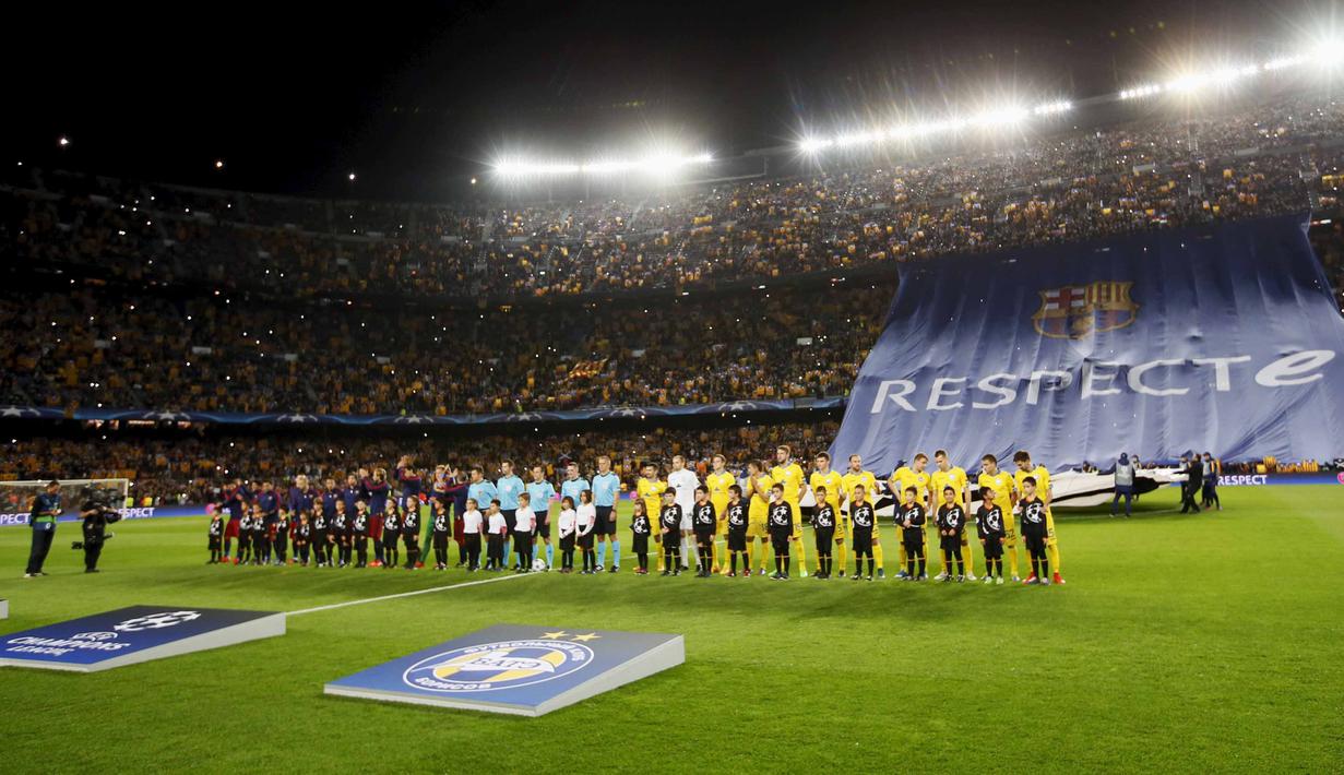 Warga Catalan mengibarkan bendera "Estelada" (bendera separatis Catalan) sebelum laga Liga Champions grup E antara Barcelona dan Bate Borisov di Stadion Camp Nou, Barcelona, Spain, Rabu (4/11/2015).  (REUTERS/Albert Gea)