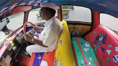 Taxi Fabric yang berbasis di Mumbai, India, menciptakan sesuatu yang baru di dalam taksi yaitu mengubah dalam taksi dengan desain interior yang sangat menarik dan lebih cerah. (facebook.com/TaxiFabric)