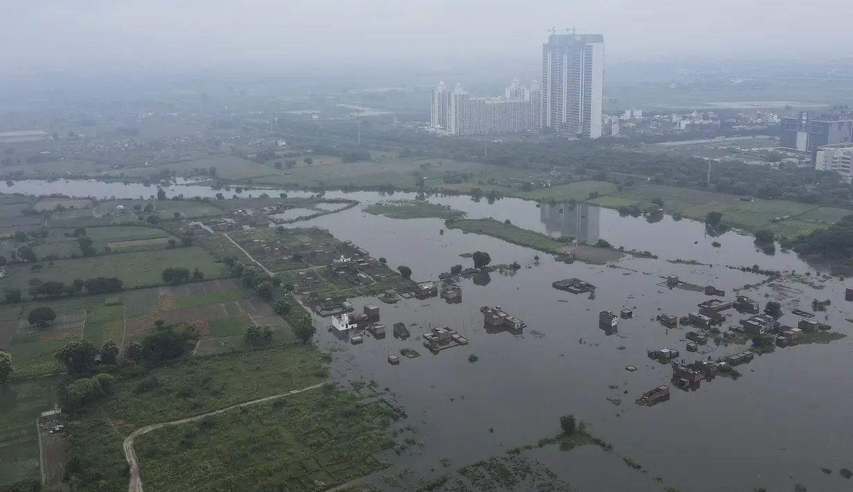 Air juga membanjiri rumah-rumah yang dekat dengan sungai dan penduduk desa serta orang lain yang terjebak di daerah dataran rendah dievakuasi ke daerah yang lebih aman, kata pejabat polisi. (AFP/Shubham Koul)