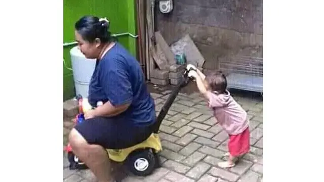 6 Aksi Ibu-Ibu Saat Mengasuh Anak Ini Absurd, Ada-Ada Saja