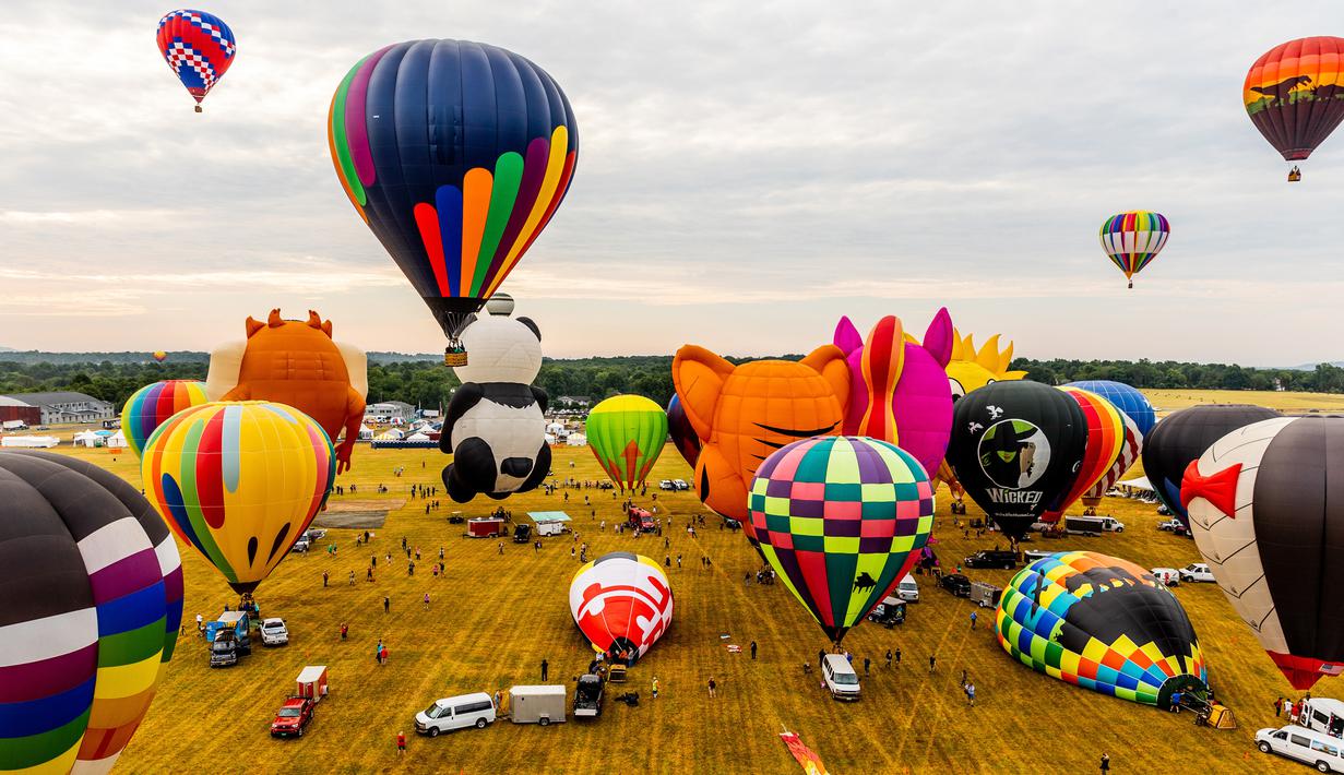 <p>Pemandangan sejumlah balon udara pada New Jersey Lottery Festival of Ballooning di Bandara Solberg, Readington, New Jersey, Amerika Serikat, 29 Juli 2022. Festival yang berlangsung hingga 31 Juli ini akan menampilkan sebanyak 100 balon. (AP Photo/Julia Nikhinson)</p>