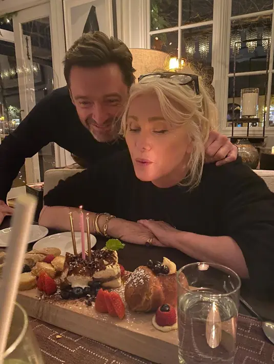 Hugh Jackman bersama istrinya Deborra-Lee Furness saat perayaan ulang tahun istrinya. Kedua masih terlihat mesra dengan usia pernikahan yang menginjak 26 tahun. (Instagram/@thehughjackman)