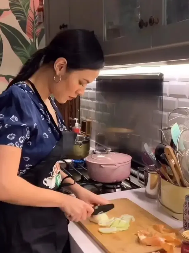 7 Potret Raisa saat Masak Ditemani Zalina Ini Curi Perhatian