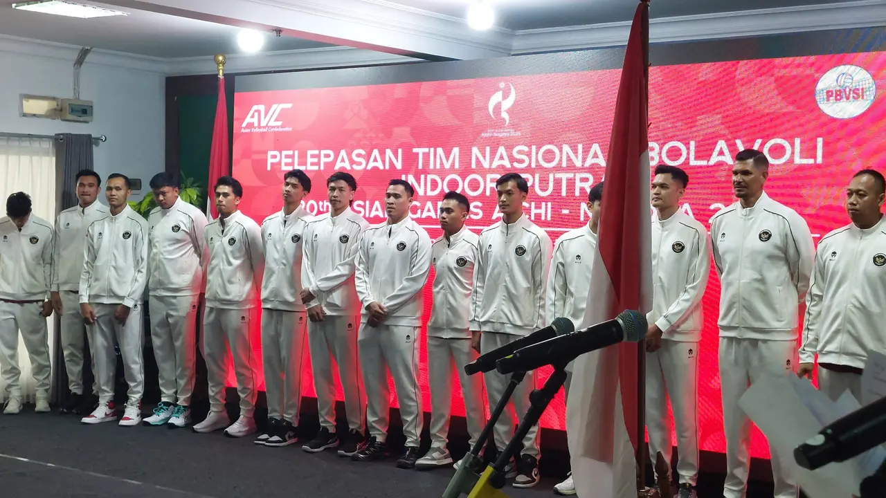 Timnas Voli Indoor Putra dan ofisial saat acara Pelepasan Timnas Bola Voli Putra ke Asian Games 2026 di Padepokan Voli Sentul, Bogor, Kamis (24-9-2026). (Bola.com/Arif Anggara Mulya)