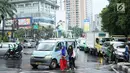 Warga turun dari angkot di sekitar TPU Karet Bivak, Jakarta, Sabtu (4/5). Ramainya warga yang berziarah jelang Ramadan menimbulkan kemacetan di kawasan tersebut akibat banyak parkir liar serta warga yang berlalu lalang. (Liputan6.com/Immanuel Antonius)