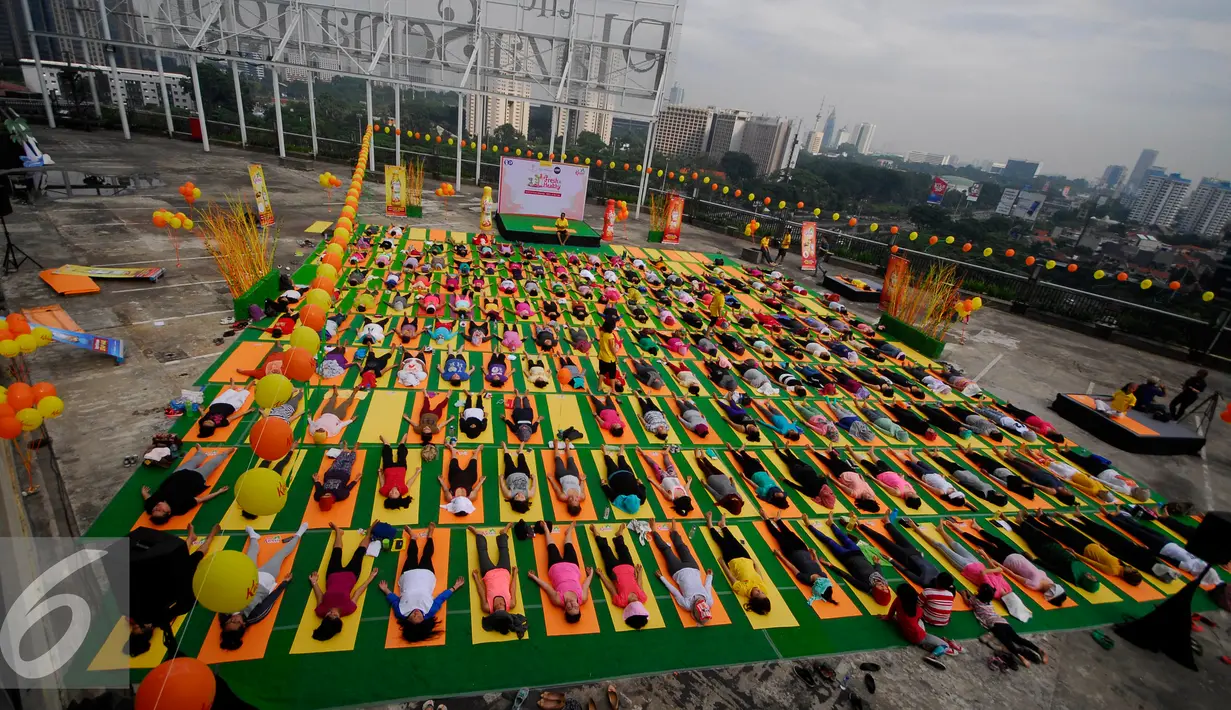 Peserta berbaring saat mengikuti Yoga in the Air di rooftop Plaza Semanggi, Jakarta, Sabtu (30/4). Kegiatan ini dilakukan sebagai bentuk kampanye "Stay fresh and healthy with Kiranti".(Liputan6.com/Johan Tallo)