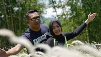 Ridwan Kamil dan Atalia Praratya di Desa Wisata Cinunuk, Garut, Jawa Barat, Kamis (30/1/2020) (Dok.Instagram/@ridwankamil/https://www.instagram.com/p/B77sCF6nOeY/Komarudin)