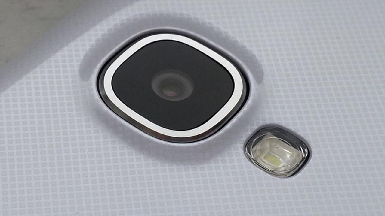 Cara Mudah Hapus Goresan di Kamera Smartphone