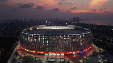 Foto udara yang diambil pada 17 April 2022 ini menunjukkan Jakarta International Stadium (JIS) yang baru didirikan untuk pertandingan sepak bola dan konser musik, di Jakarta. Stadion termegah di Indonesia tersebut mampu menampung 82.000 penonton. (ADEK BERRY/AFP)