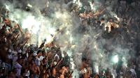 Aksi suporter Palmeiras saat bertanding melawan River Plate dalam laga Copa Libertadores 2016 di Stadion Allianz Parque, Sao Paulo, Brasil,(14/4/2016). (AFP/Nelson Almeida)