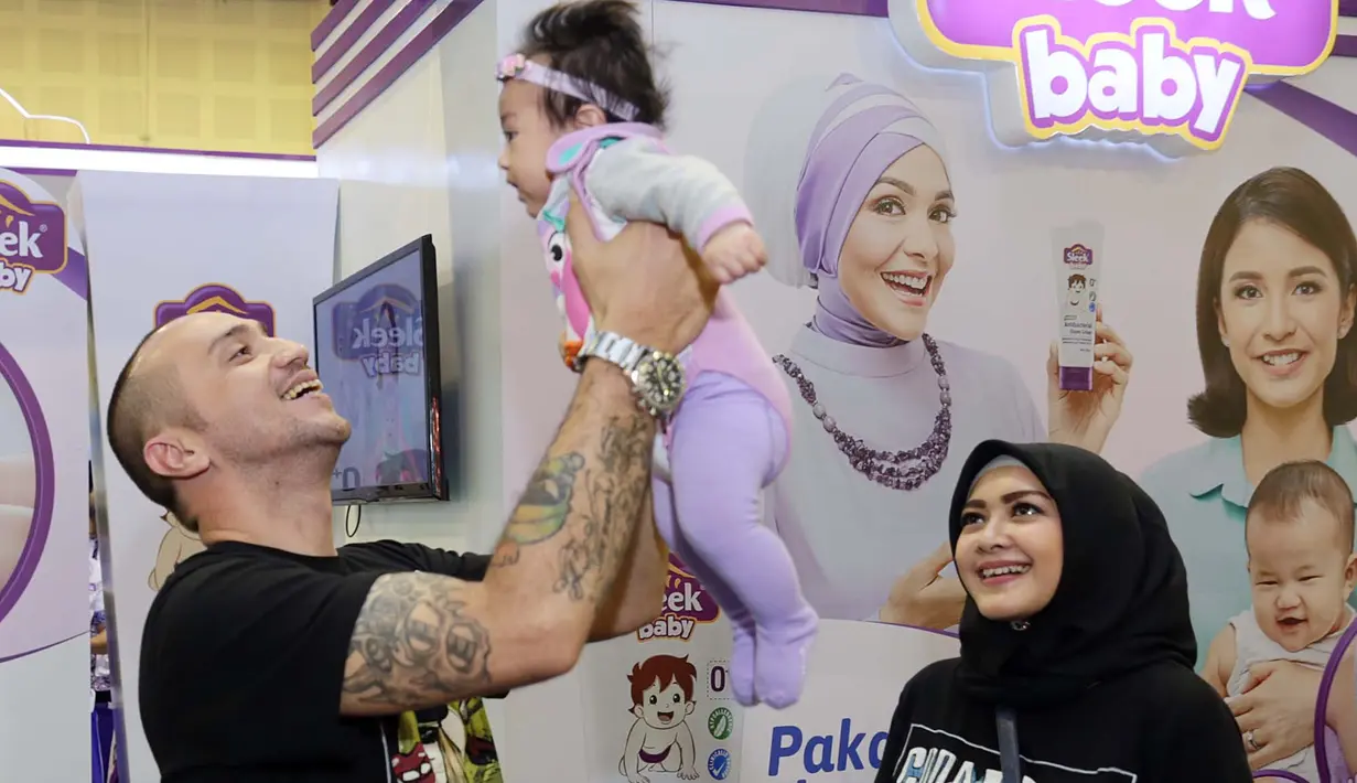 "Saya sudah insyaf, itu salah satunya. Kita di dunia mau cari apa, yaudah cari pahala aja. Di Islam kan harus pakai hijab," pungkas Richa Novisha. (Deki Prayoga/Bintang.com)