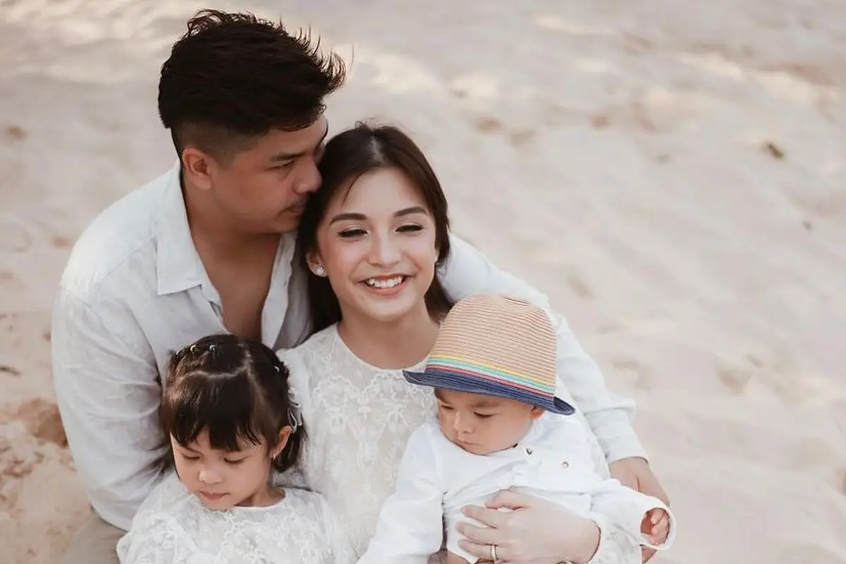 14 Gaya Chelsea Olivia dan Glenn Alinskie saat Liburan di Bali, Kompak Pakai Baju Adat-Kasual