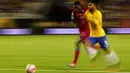 Pemain Brasil, Gabriel (kanan) menggiring bola saat dihadang pemain Haiti pada penyisihan grup B Copa America Centenario 2016 di Orlando, Florida, AS, (9/6/2016) WIB. (Mike Ehrmann/Getty Images/AFP)