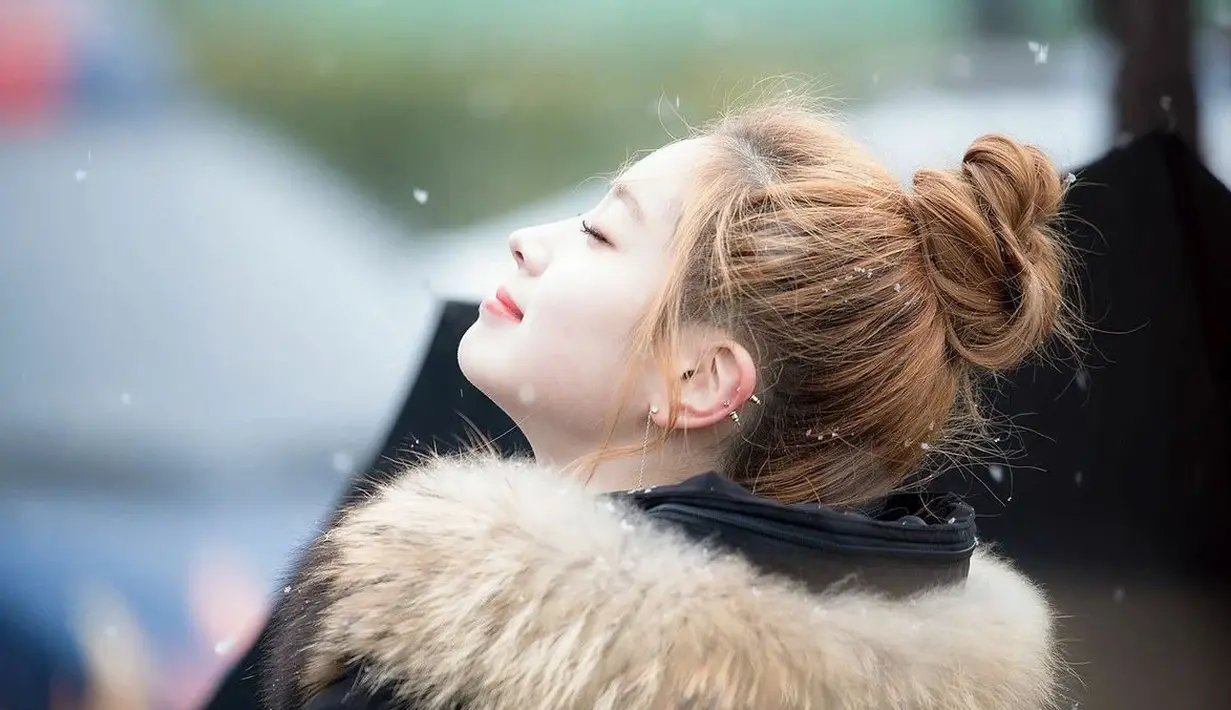 Kecantikan Dahyun TWICE benar-benar kelewatan batas. Lihat saja betapa cantiknya saat ia sedang tersenyum sambil menengadah. (Foto: koreaboo.com)