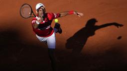 Djokovic mampu membalikkan dua set akhir pertandingan. Petenis Serbia ini mampu memenagkan dua set akhir dengan skor 6-3 dan 6-2 atas Tsitsipas. Kemenangan ini memaksa pertandingan diperpanjang menjadi lima set. (Foto: AP/Christophe Ena)