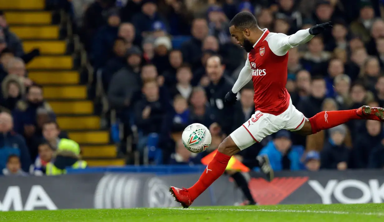 Pemain Arsenal, Alexandre Lacazette menendang bola saat bertandang ke markas Chelsea pada laga semifinal pertama Piala Liga Inggris di Stadion Stamford Bridge, Rabu (10/1). Chelsea dan Arsenal bermain imbang tanpa gol. (AP/Kirsty Wigglesworth)