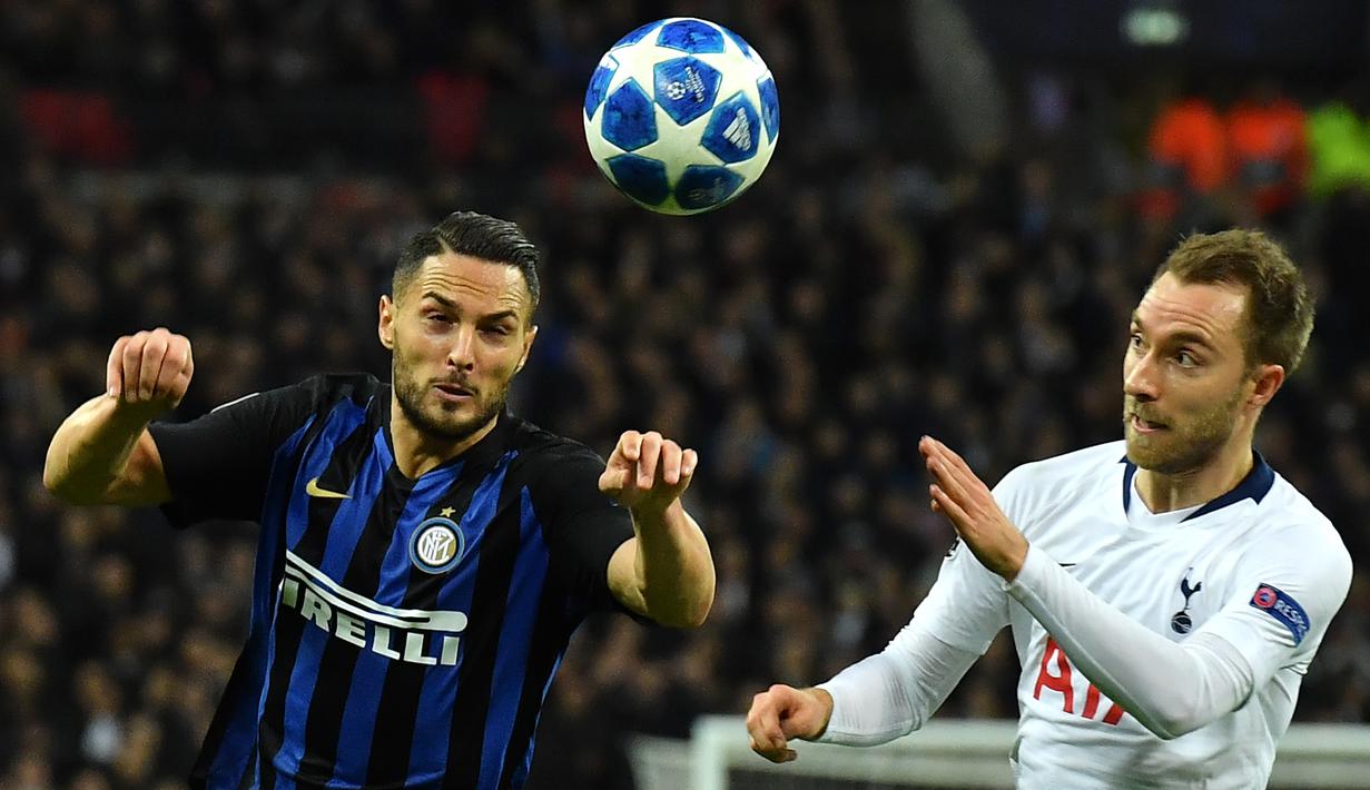 Duel Udara terjadi antara bintang Tottenham Hotspur, Christian Eriksen dengan Danilo D’Amborsio pada laga lanjutan Liga Champions yang berlangsung di stadion Wembley, Inggris, Kamis (29/11). Tottenham Hotspur menang 1-0 atas Inter Milan (AFP/Ben Stansall)