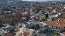 Sebuah foto udara yang diambil pada 11 Februari 2023 menunjukkan masjid Habib-i Neccar yang hancur di kota bersejarah Antakya, Turki. Masjid tersebut dilaporkan sebagai yang tertua di Anatolia. (Photo by Yasin AKGUL / AFP)