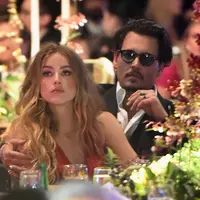 Kebahagiaan sedang tidak berpihak pada aktor Johnny Depp dan Amber Heard yang kini sudah sepakat menjadi mantan suami-istri. Kini, keduanya sudah resmi bercerai. (AFP/Bintang.com)