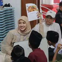 6 Potret Erina Gudono dan Kaesang Buka Puasa Bersama Anak Yatim, Banjir Pujian (Sumber: Instagram/erinagudono)