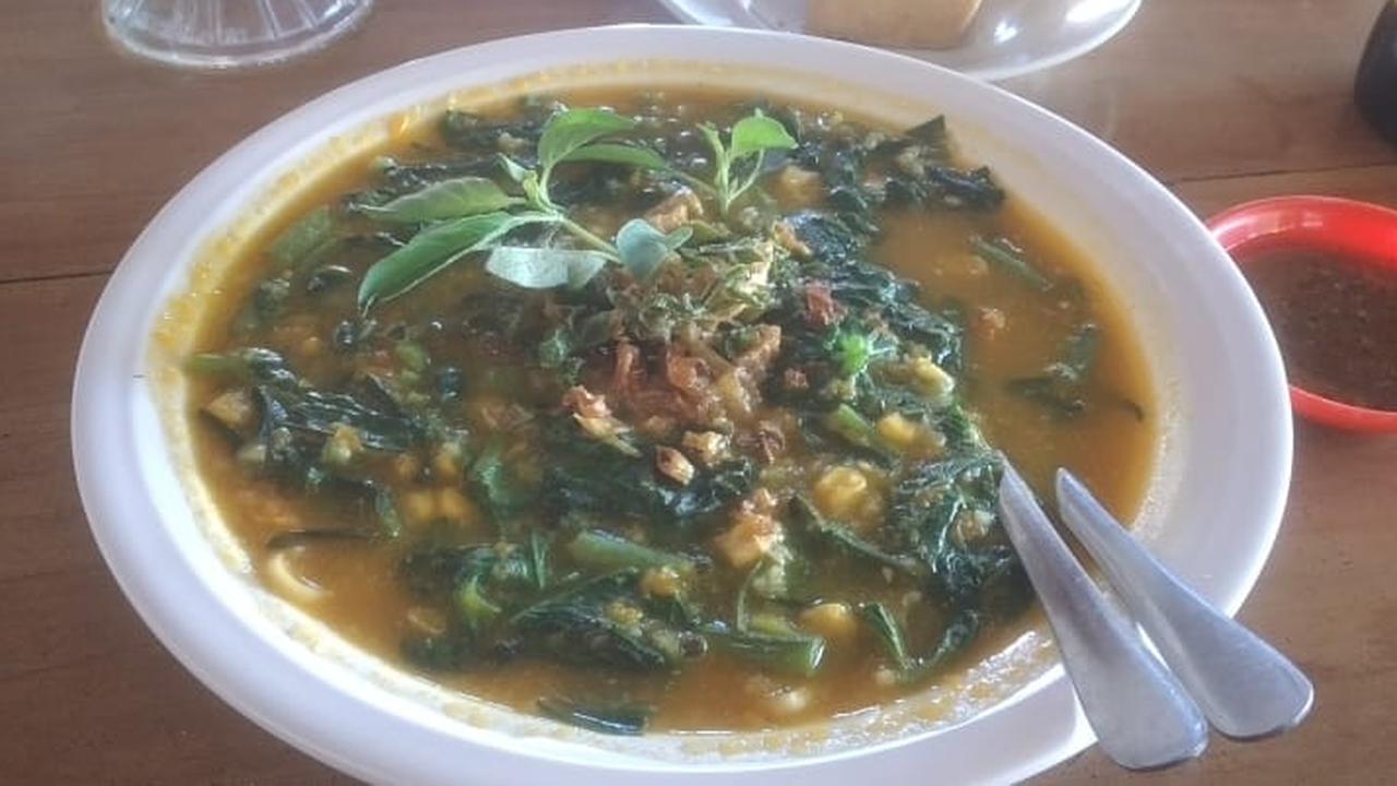Tinutuan atau bubur Manado menjadi makanan khas, khususnya dari etnis Minahasa, salah satu daerah di Sulut.