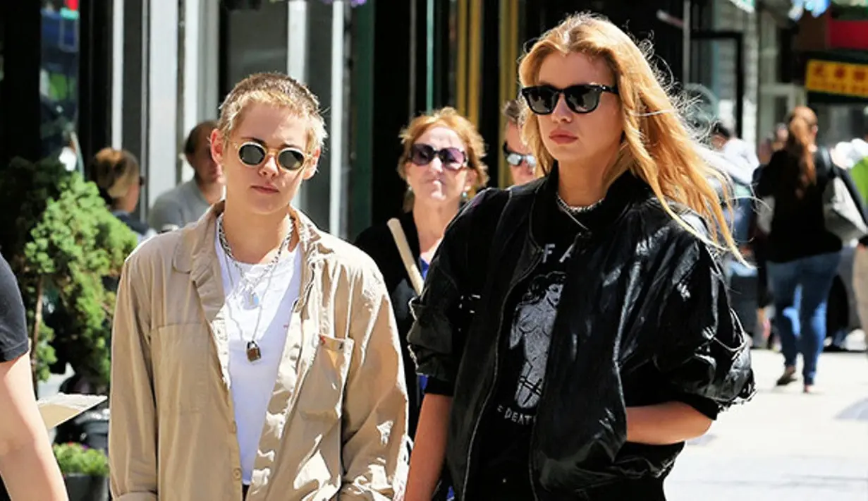 Dilansir dari HollywoodLife, Stella dan Kristen bertemu saat makan malam pada 4 April lalu. (Splash News/HollywoodLife)