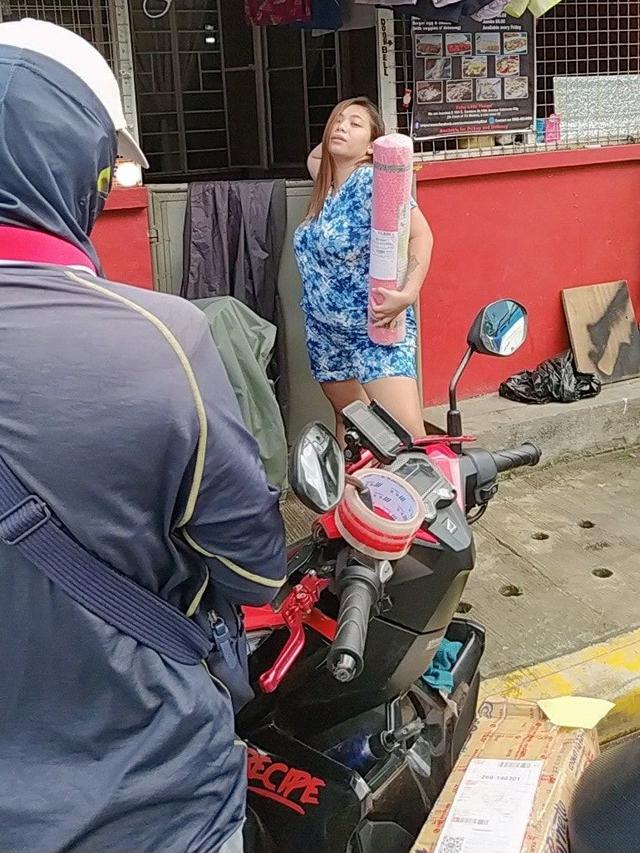 Bak Model, 6 Pose Kocak Orang saat Terima Paket Ini Bikin Geleng Kepala