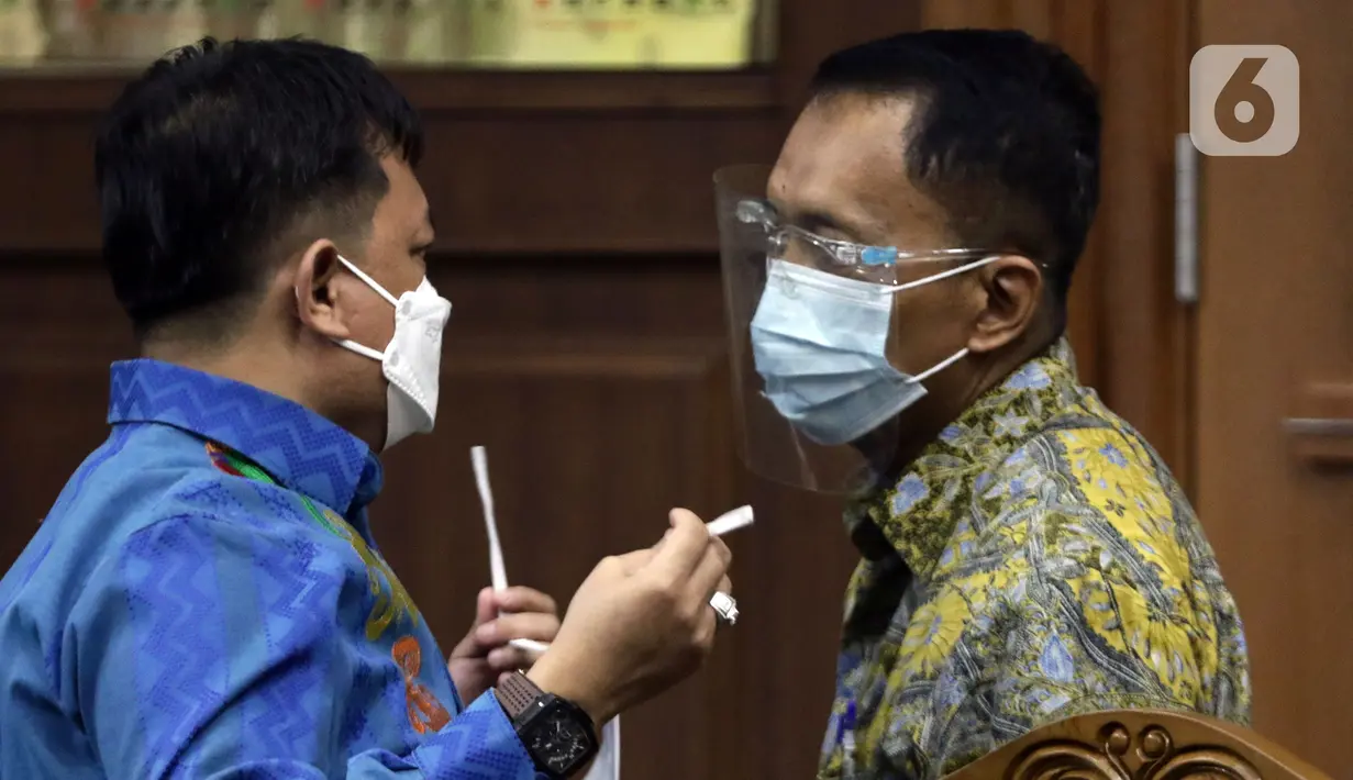 Mantan Direktur Pemeriksaan dan Penagihan Ditjen Pajak Tahun 2016-2019, Angin Prayitno Aji (kanan) usai sidang pembacaan tuntutan di Pengadilan Tipikor Jakarta, Selasa (11/1/2022). Angin Prayitno Aji merupakan terdakwa suap pengurusan pajak di Kementerian Keuangan. (Liputan6.com/Helmi Fithriansyah)