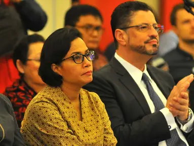 Menkeu Sri Mulyani (tengah) didampingi Kepala Perwakilan Bank Dunia untuk Indonesia Rodrigo Chaves saat menyimak laporan terbaru Indonesia Economic Quarterly di Jakarta, Selasa (17/1).  (Liputan6.com/Angga Yuniar)