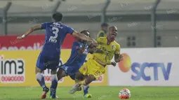 Pemain Persib berusaha menghentikan laju pemain Sriwijaya FC, Hilton Moreira, dalam laga Torabika Soccer Championship 2016 di Stadion Si Jalak Harupat, Bandung, Sabtu (30/4/2016). (Bola.com/Vitalis Yogi Trisna)