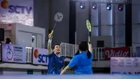 Mantan pebulu tangkis Indonesia, Mohammad Ahsan (kiri) dan penyanyi sekaligus selebritas Indonesia, Ziva Magnolya melakukan selebrasi setelah mencetak poin pada laga semifinal Turnamen Olahraga Selebriti Indonesia (TOSI) Season 4 melawan pasangan mantan pebulu tangkis Indonesia, Debby Susanto dan selebritas, Rafael Tan di GOR UNJ, Rawamangun, Jakarta, Minggu (02/11/2025). (Bola.com/Bagaskara Lazuardi)