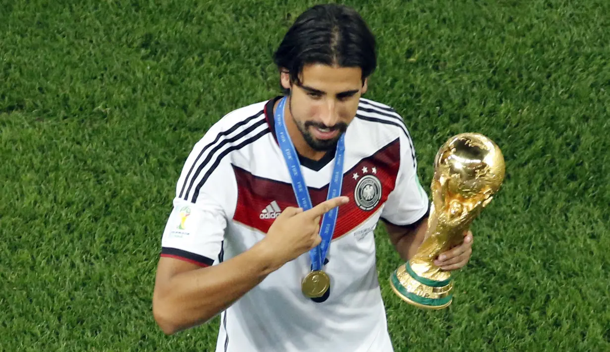 Beberapa bulan kemudian, Khedira memperkuat Timnas Jerman di Piala Dunia 2014. Meski tidak mencetak gol, dia punya peran besar saat Jerman mengalahkan Argentina 1-0 di partai final. (AFP/Fabrizio Bensch)