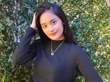 Member JKT48 kelahiran 8 Januari 2005 selalu sukses curi perhatian dengan gaya penampilannya yang simpel tapi menawan. Seperti saat ia mengenakan outfit serba hitam yang membuat gaya penampilan Ashel kian memesona. Aura kecantikannya pun sangat terpancarkan dengan outfit hitam. (Liputan6.com/IG/@jkt48.ashel)