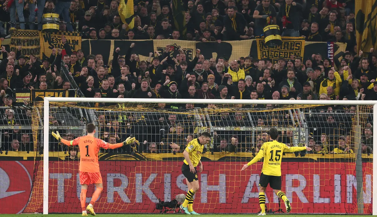Reaksi pendukung Borussia Dortmund setelah Niklas Sule (tengah) berhasil mementahkan bola tendangan dari pemain PSG, Kylian Mbappe pada laga lanjutan Grup F Liga Champions 2023/2024 di Signal Iduna Park, Dortmund, Jerman, Kamis (14/12/2023) dini hari WIB. (AFP/Franck Fife)